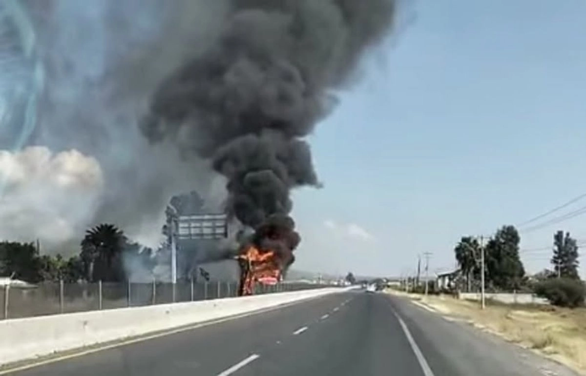 Vehículo siniestrado en un tramo carretero. Foto tomada de 
