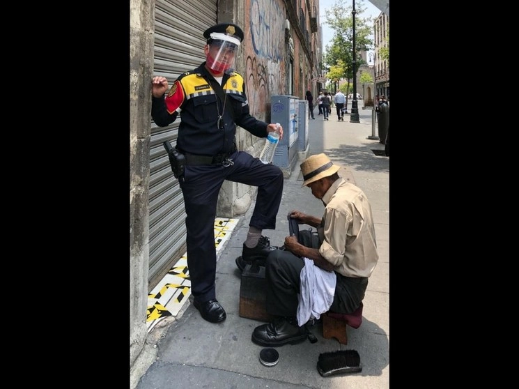 En el Centro de la CDMX, algunos trabajadores se protegen del virus, otros no. Foto Luis Castillo