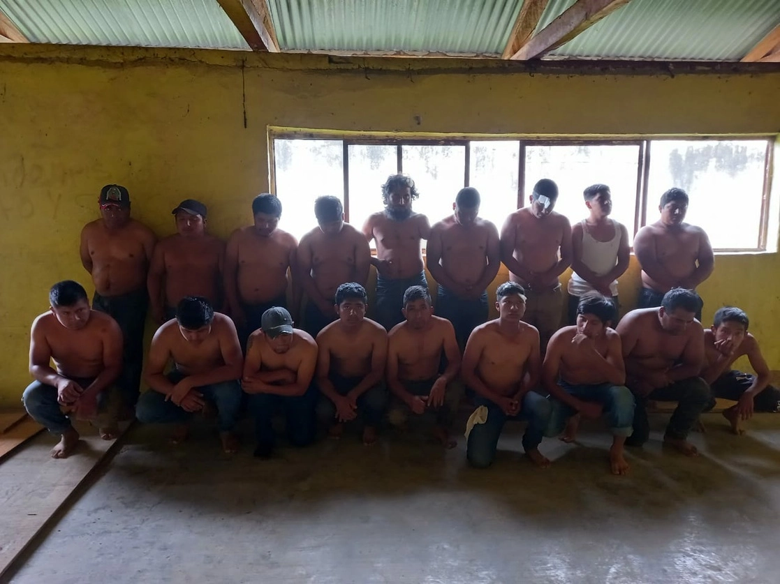 Los 18 operadores de mototaxis retenidos por ejidatarios de Altamirano, Chiapas. Foto La Jornada / Archivo