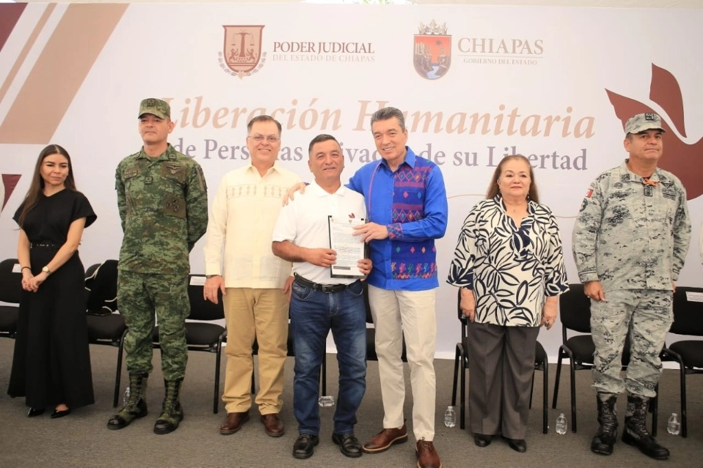Rutilio Escandón, gobernador de Chiapas (azul), encabezó el acto de liberación por razones humanitarias de personas presas  en la entidad. Foto ‘La Jornada’