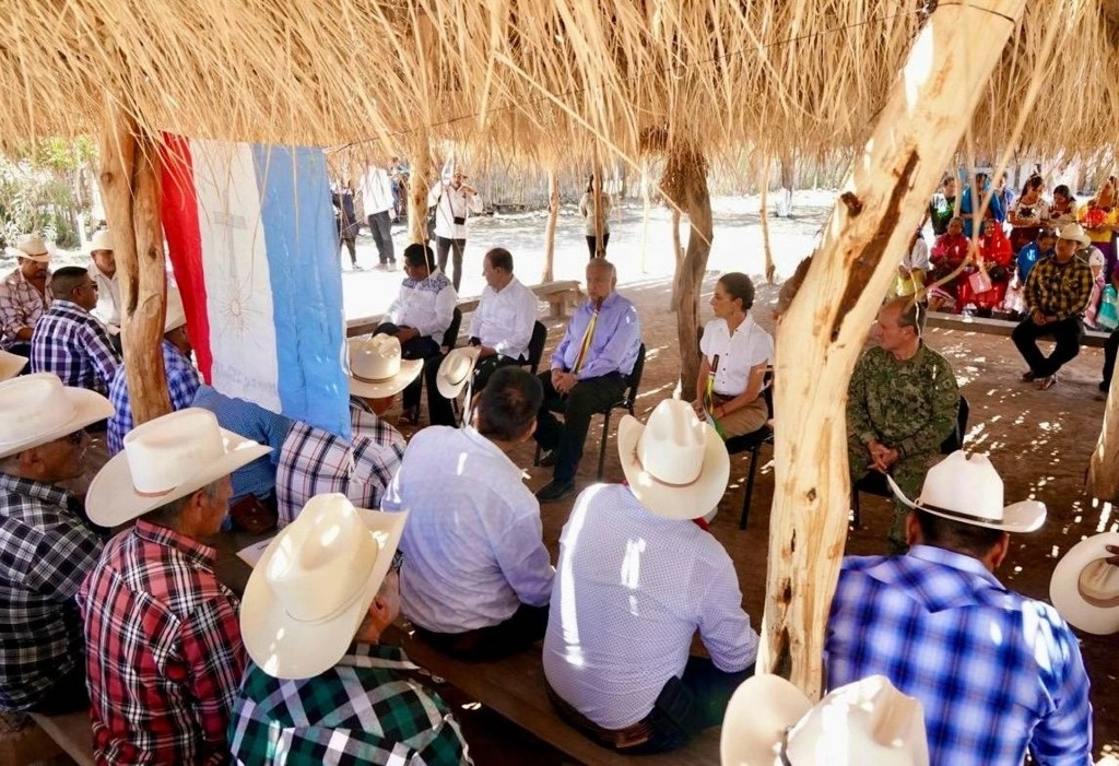 Miembros de la comunidad yaqui se reúnen con el presidente Andrés Manuel López Obrador y la presidenta electa Claudia Sheinbaum para la presentación del Plan de Justicia para el Pueblo Yaqui, el 7 de julio de 2024. Foto Cuartoscuro / Archivo   