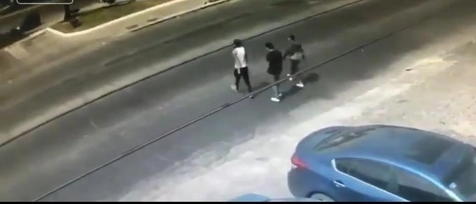 Los presuntos asaltantes atravesando una calle antes de ser atropellados. Foto tomada de redes sociales