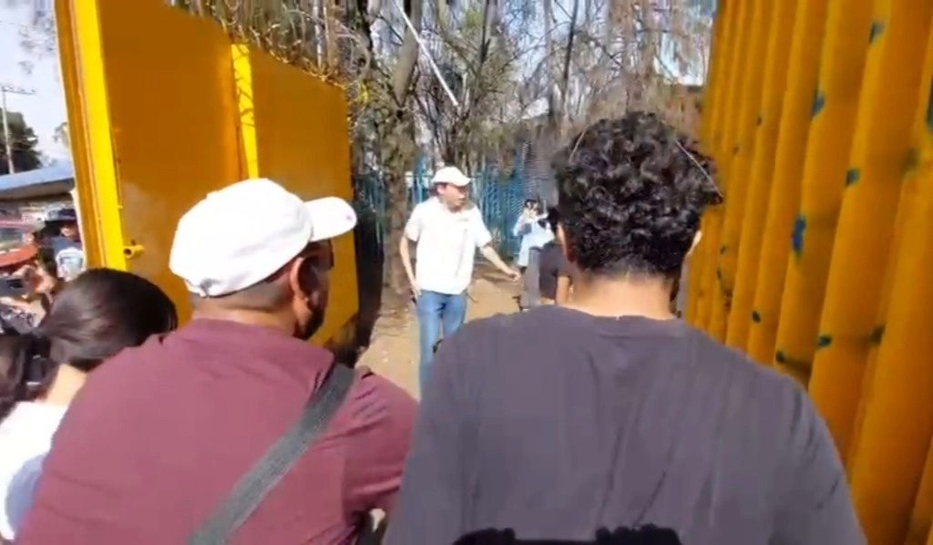 Estudiantes y padres de familia dieron portazo a las 15:40 horas de este miércoles y, tras forzar una puerta de acceso secundario, ingresaron y  recuperaron las instalaciones del CCH Naucalpan, las cuales permanecieron tomadas por otros alumnos desde el 14 el mayo. Foto La Jornada.
