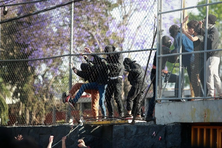 El pasado 3 de marzo, encapuchados habían vuelto a tomar las instalaciones. Foto Alfredo Domínguez/ archivo