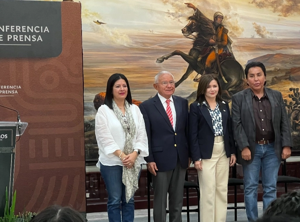 La secretaria de Hacienda del estado, Mirna Zavala; el secretario general de gobierno, Juan Salgado Brito; la rectora de la UAEM, Viridiana León Hernández; y el secretario general del Sindicato de Trabajadores Académicos de la UAEM, Mario Cortes. Foto Rubicela Morelos 
