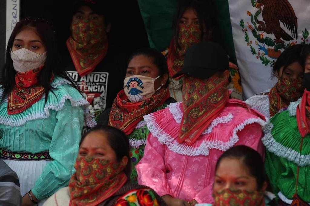 Instalación de mesas de discusión entre la comunidad otomí y funcionarios del Instituto Nacional de los Pueblos Indígenas y del gobierno de la Ciudad de México. Foto José Antonio López