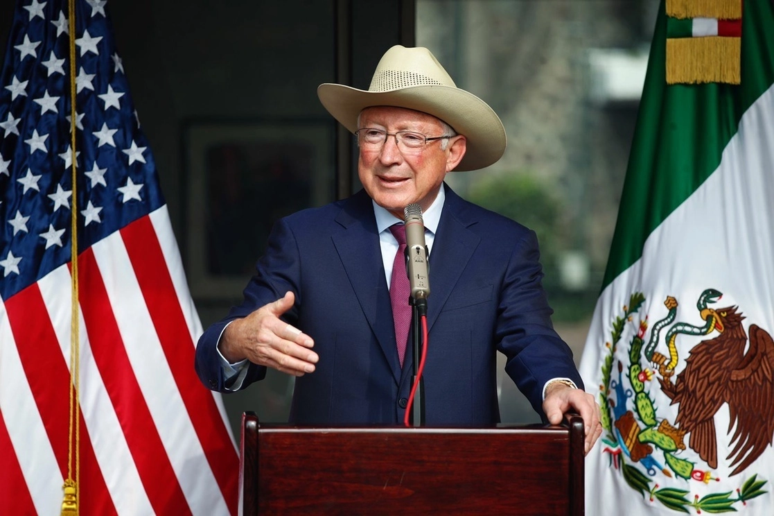 El embajador de Estados Unidos en México, Ken Salazar, aseguró también que “es crucial impulsar la igualdad y erradicar la violencia de género para que la promesa de la región más próspera se haga realidad para todas y todos". Foto Cristina Rodríguez / Archivo