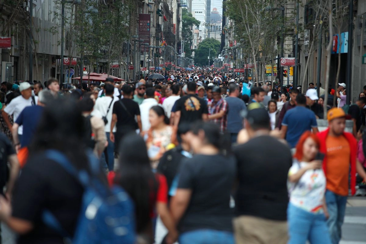 Personas caminan por la Avenida Francisco I. Madero, en el Centro Histórico de la CDMX en imagen de archivo. Foto 