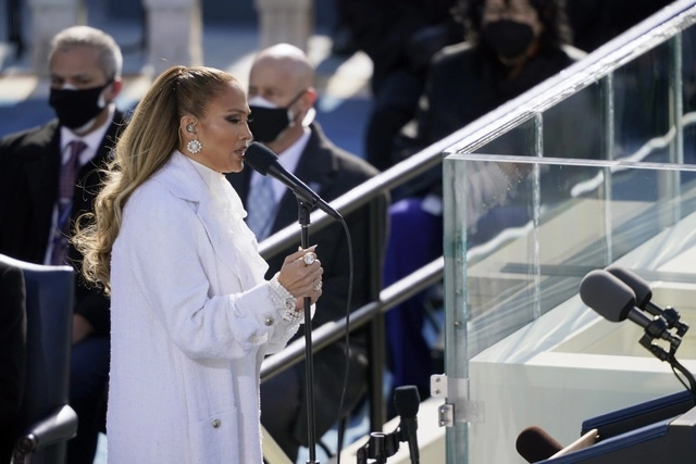“Una nación bajo Dios, indivisible, con libertad y justicia para todos”, aseguró Jennifer López en español en el Capitolio, el 20 de enero de 2021. Foto Ap
