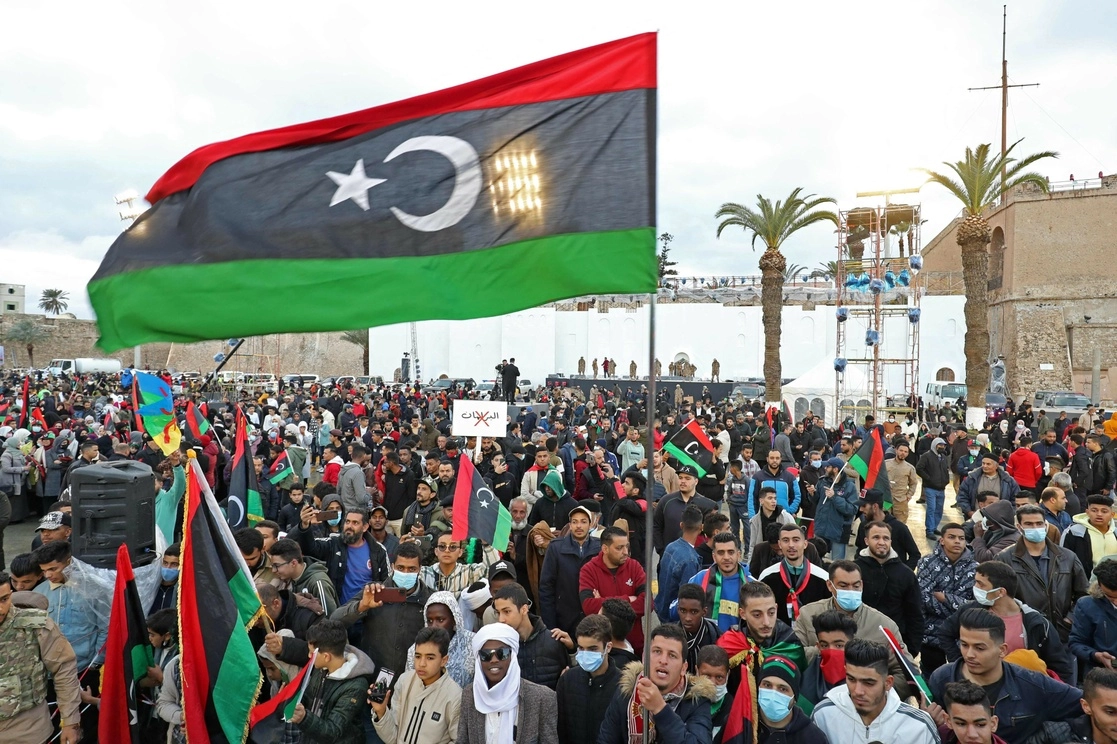 Ciudadanos se reúnen en la Plaza de los Mártires en Trípoli, capital de Libia, para conmemorar el 11 aniversario del levantamiento que derrocó al dictador Muamar Kadafi, el 17 de febrero de 2022. Foto Afp 