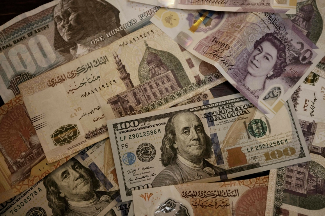 La libra esterlina cayó a un nuevo mínimo de 37 años frente al dólar, y un mínimo de 17 meses frente al euro, después de que unas cifras de ventas minoristas más débiles de lo esperado aumentaron la preocupación por la salud de la economía británica. Foto Afp / Archivo