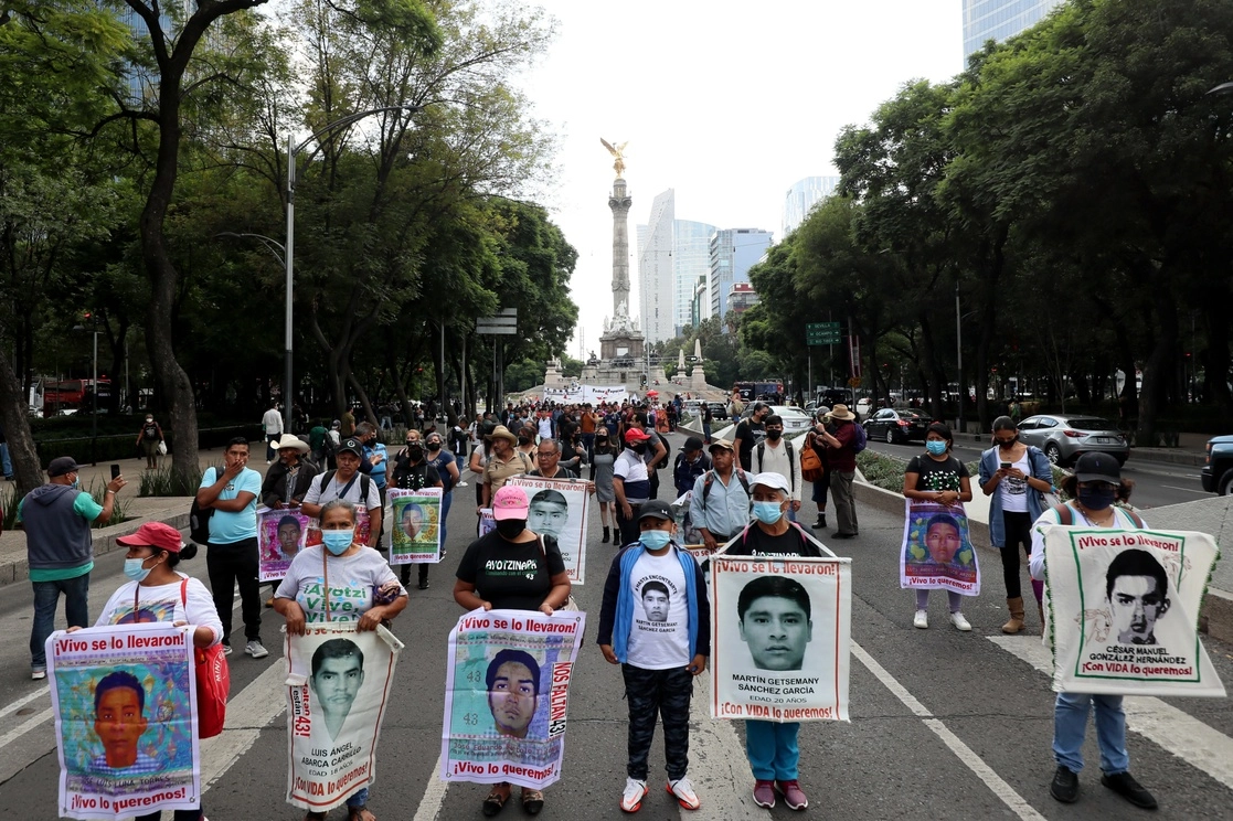 Familiares de los 43 normalistas desaparecidos de Ayotzinapa durante un mitin en la Ciudad de México. Foto Roberto García Ortiz / Archivo