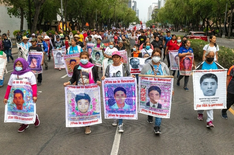Familiares de los 43 normalistas de Ayotzinapa durante una protesta. Foto Pablo Ramos