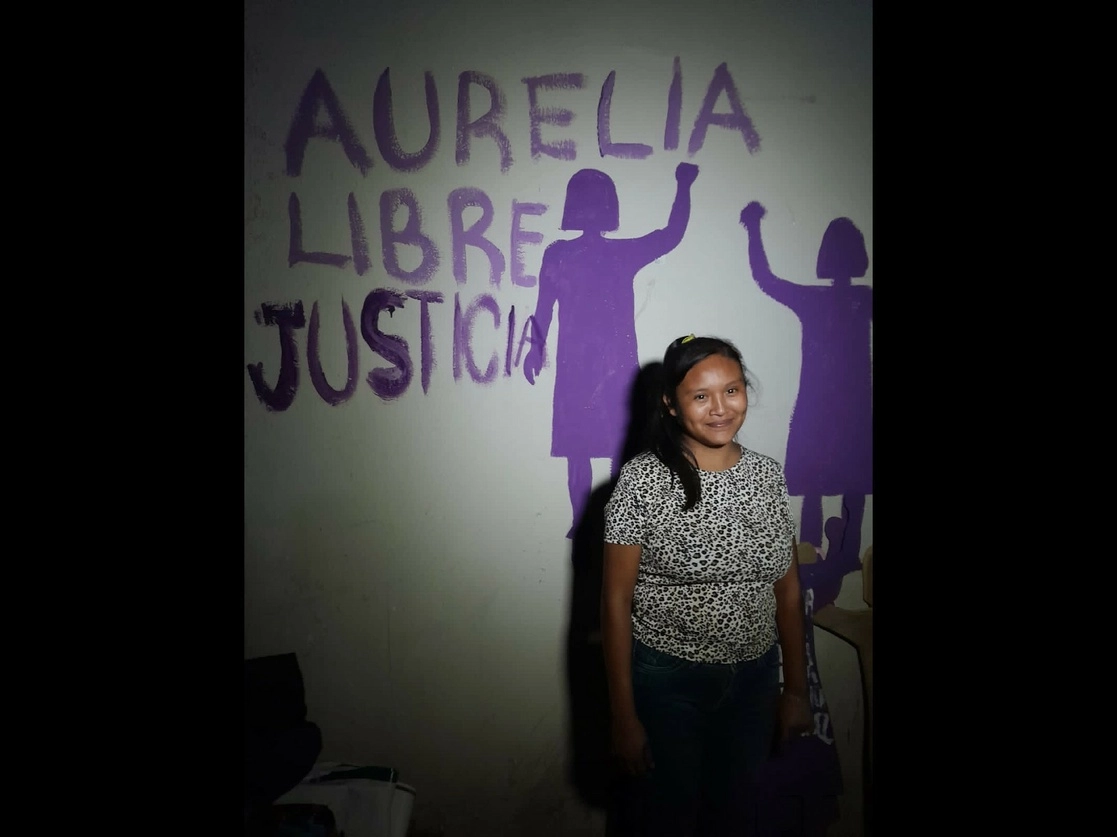 Aurelia García Cruceño agradeció a todas las personas que la ayudaron a recuperar la libertad y a aprender español. Ahora estudiará para ser maestra. Su padre, Alberto, dijo: "Sólo Dios supo cómo nos ayudó. Desde hace tres años que no veía a mi hija y hoy siento que volvió a nacer". Foto 'La Jornada'