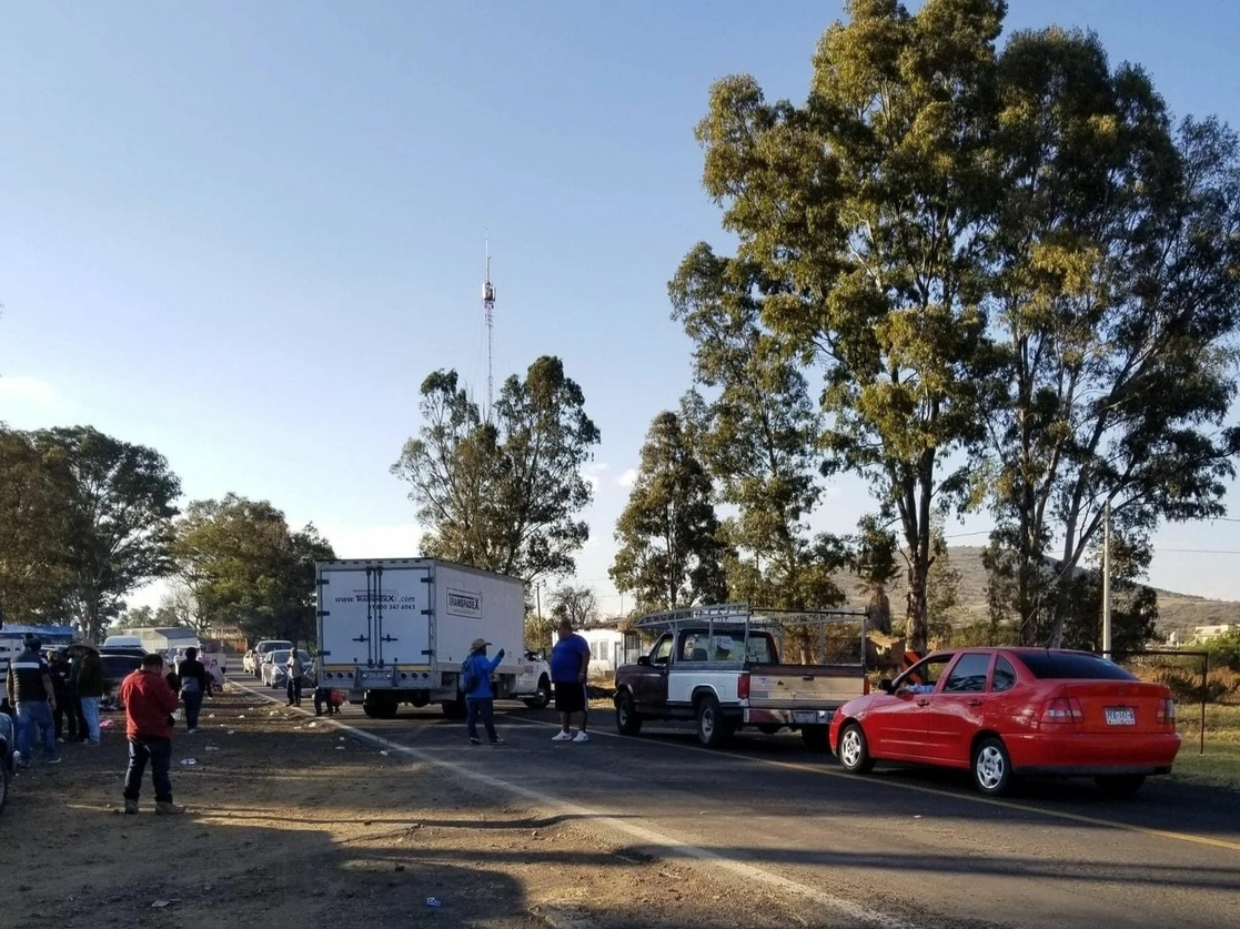 Comuneros de Santiago Azajo mantienen un bloqueo en la carretera Morelia-Zacapu. Foto La Jornada