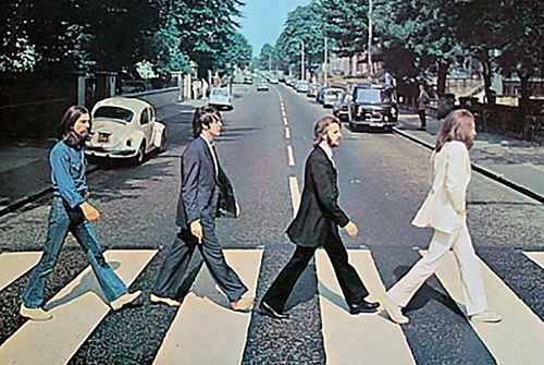 Portada de la producción ‘Abbey Road’, donde los músicos cruzan la calle, al lado de los estudios del mismo nombre. Foto Notimex