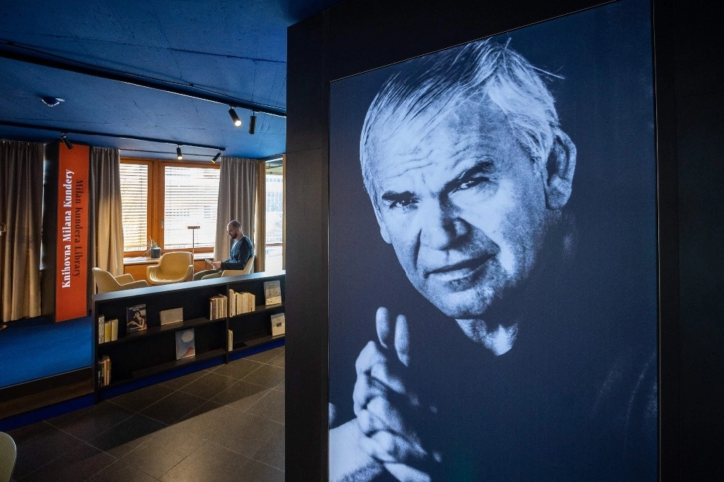 La biblioteca que resguarda los libros de Milan Kundera fue inaugurada en Brno, ciudad natal del escritor, el 6 de abril de 2023. Foto Afp