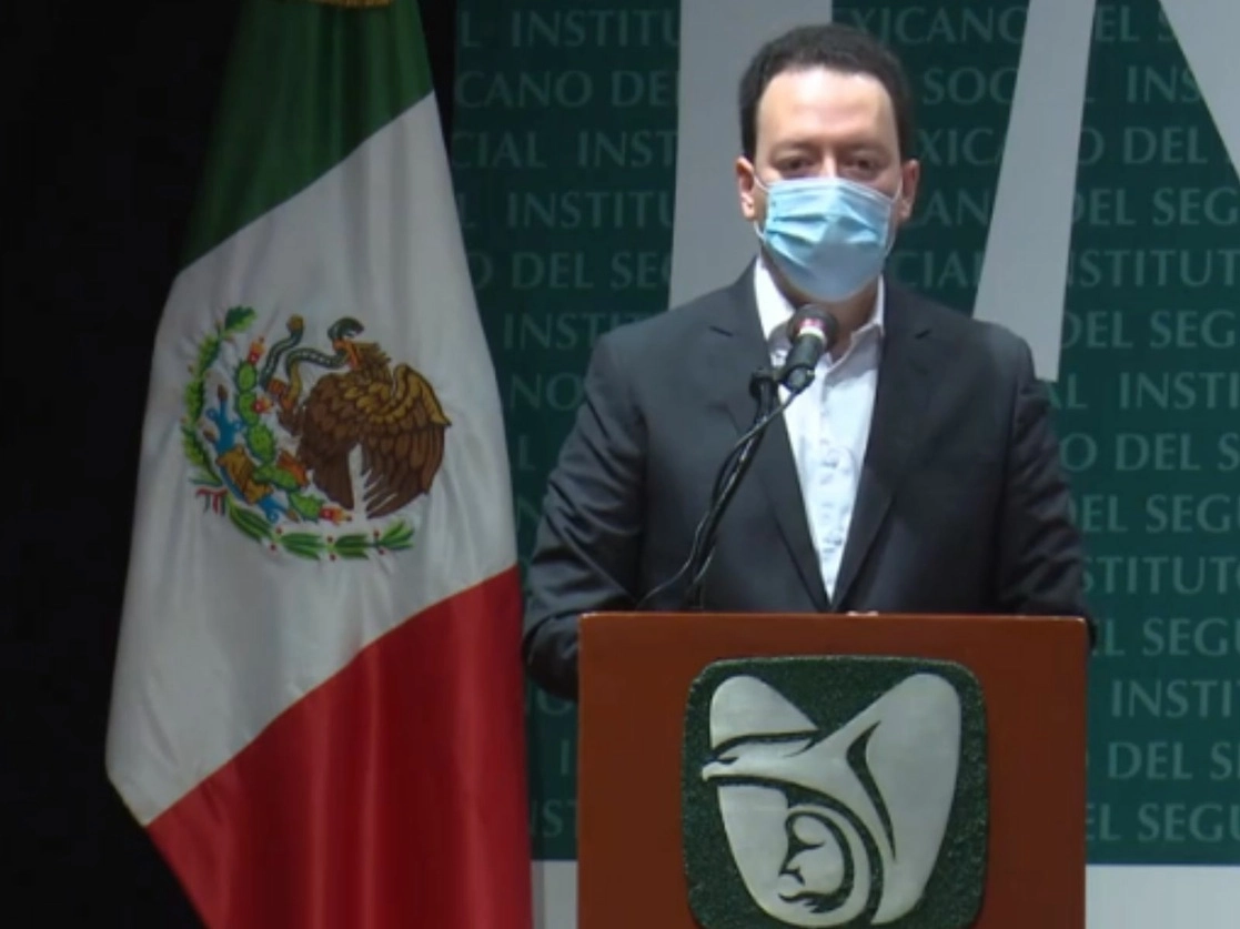 Humberto Pedrero, director de Administración del IMSS, durante la conferencia de prensa para hacer el anuncio de la licitación. Imagen tomada de la transmisión a través del Twitter de @Tu_IMSS