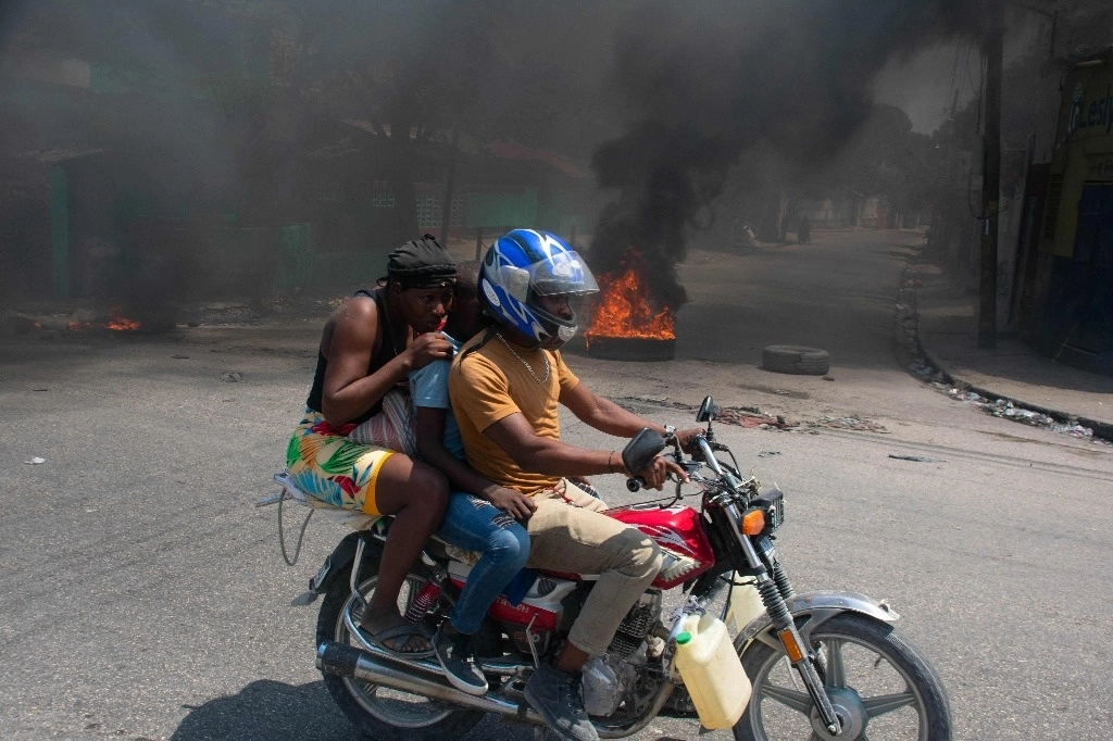 Bandas criminales ya controlan gran gran parte de Puerto Príncipe, capital de Haití. Foto Afp  