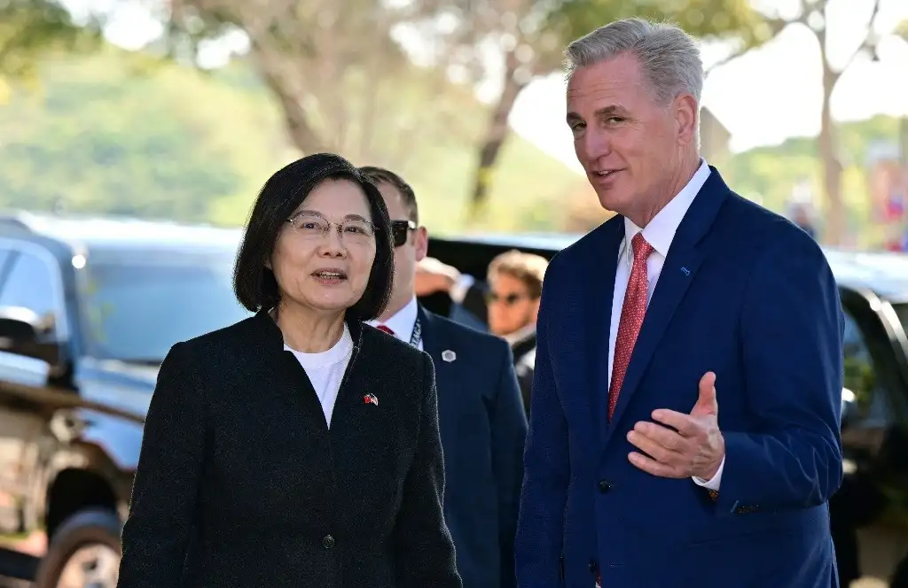 El republicano Kevin McCarthy, líder de la Cámara de Representantes de Estados Unidos, recibió en California a la presidenta de Taiwán, Tsai Ing-wen, para una reunión que irrita a China, el 5 de abril de 2023. Foto Afp