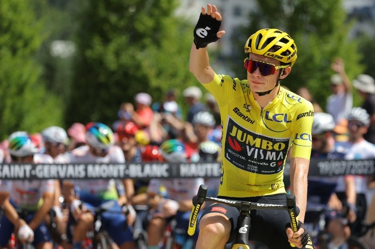 Jonas Vingeegard lidera el Tour de Francia con un minuto y 48 segundos de ventaja sobre Tadej Pogacar, su más cercano perseguidor. En la imagen, previo al inicio de la 17ª etapa de la carrera, que recorre 166 km entre Saint-Gervais Mont-Blanc y Courchevel, en los Alpes franceses, el 19 de julio de 2023. Foto Afp