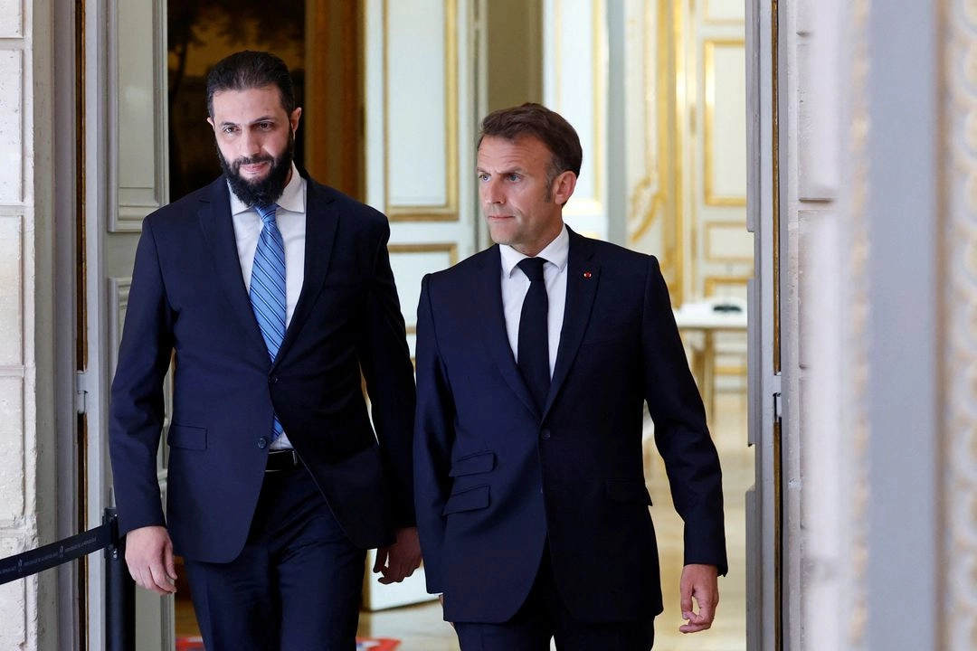 El presidente interino de Siria, Ahmad al-Sharaa (izquierda) y el presidente francés, Emmanuel Macron, llegan a una conferencia de prensa conjunta en el Palacio del Elíseo en París, el 7 de mayo de 2025. Foto 
