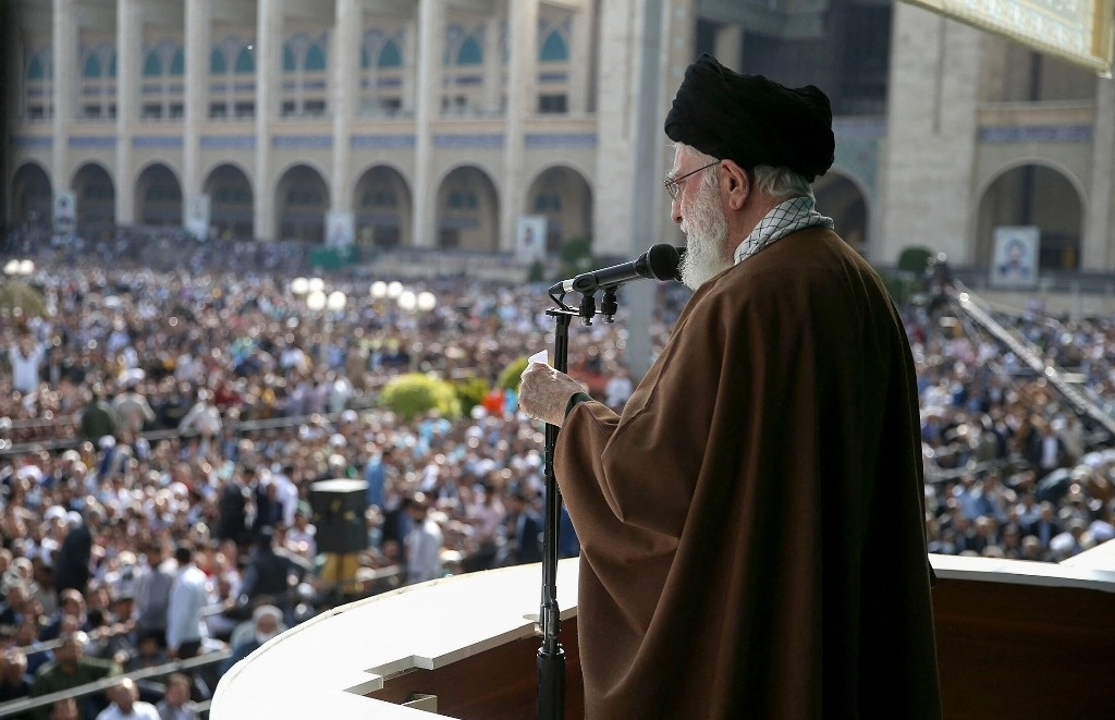 El ayatola Ali Jamenei dirigiéndose a la multitud mientras los iraníes celebran Eid al-Fitr en Teherán. Foto Afp