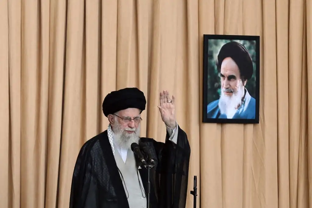 Ayatola Ali Jamenei, líder supremo de Irán, dijo que la resistencia aliada no retrocederá ante las ofensivas israelíes. Foto Afp