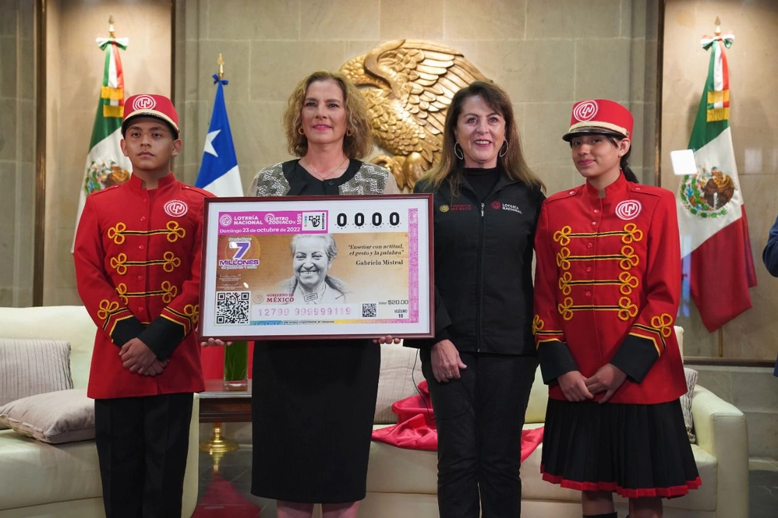 México conmemora los 100 años de la estancia de Gabriela Mistral en el país con un billete de lotería. Foto Tomada de la cuenta de Twitter de Beatriz Gutiérrez