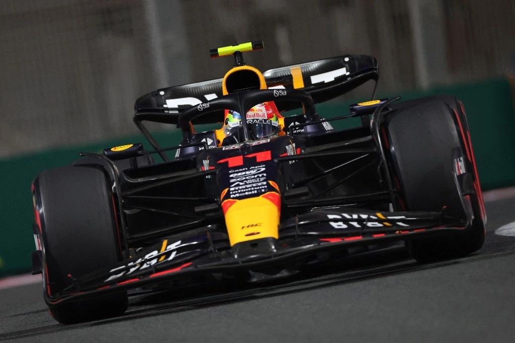 El mexicano Sergio Pérez, de Red Bull, durante la segunda sesión de entrenamientos libres del Gran Premio de Abu Dabi, el 24 de noviembre de 2023. Foto Afp