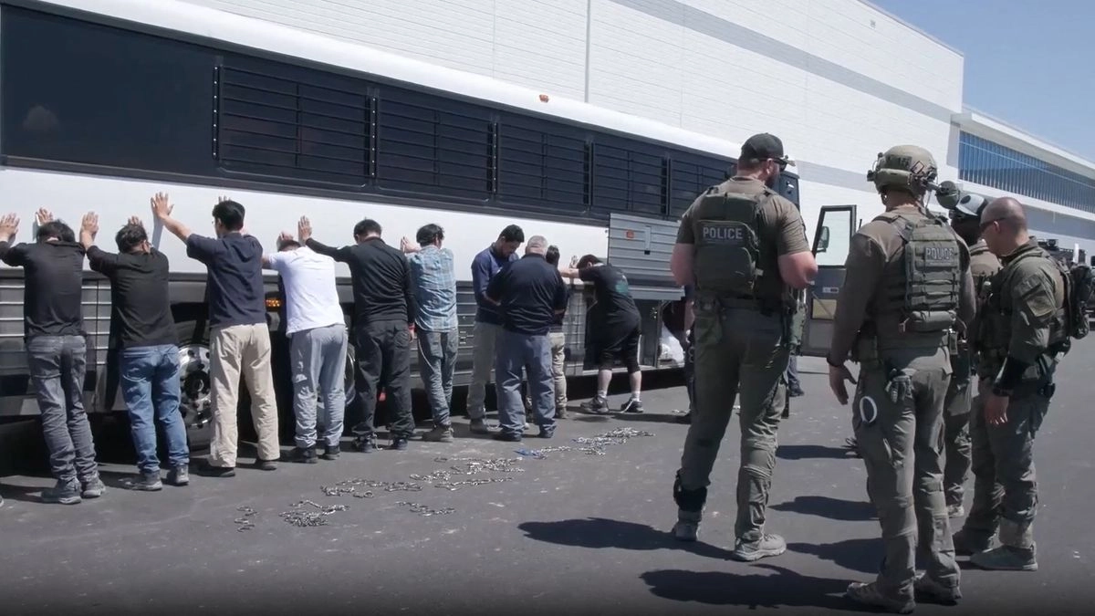Agentes del Servicio de Inmigración y Control de Aduanas de los Estados Unidos (ICE) durante un operativo antimigrante en una planta de Hyundai en Ellabell, Georgia, el 4 de septiembre de 2025. Foto 