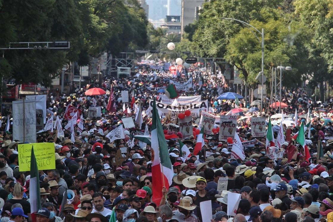 Miles de ciudadanos avanzan hacia el Zócalo de la Ciudad de México con motivo de la marcha convocada por el Presidente de la República, Andrés Manuel López Obrador, el 27 de noviembre de 2022. Foto Marco Peláez