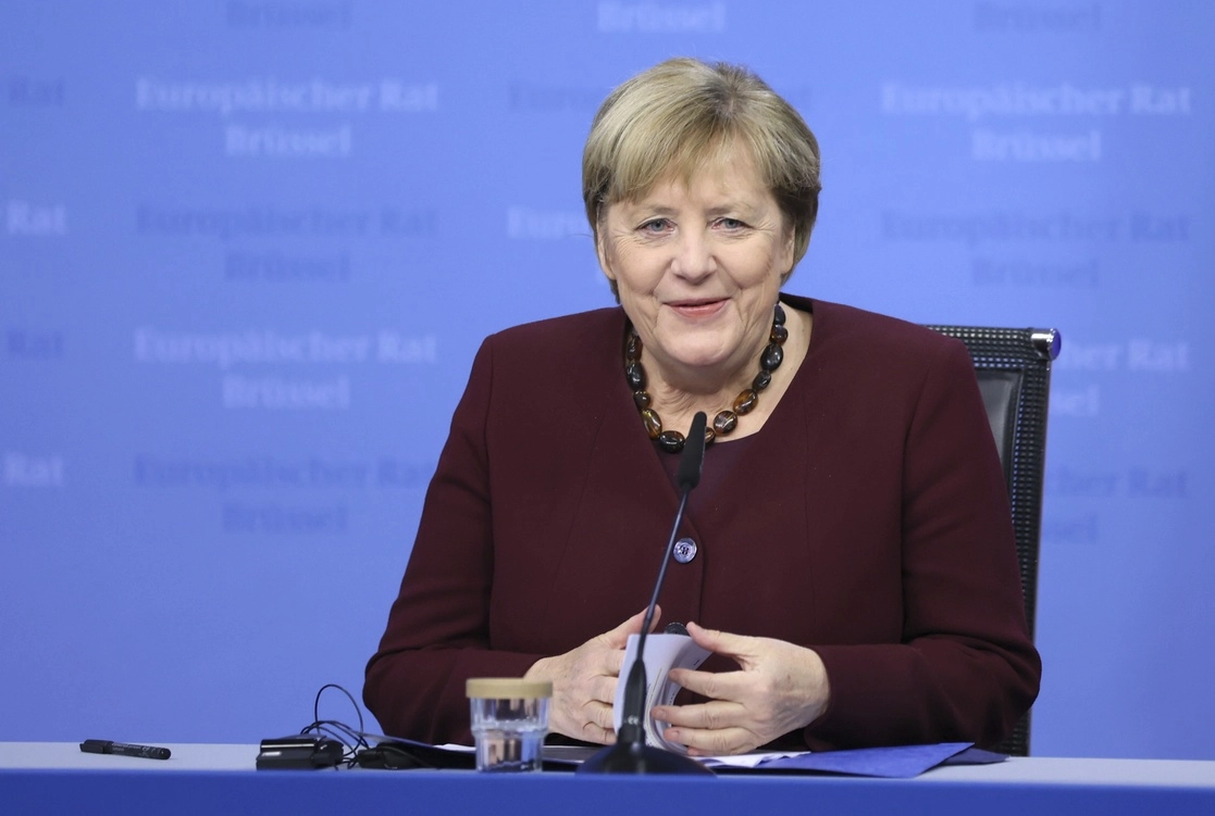 Líderes de la Unión Europea despidieron con una larga ovación de pie a la canciller alemana, Angela Merkel, quien participa en Bruselas en su última cumbre de la UE luego de 16 años en el poder en su país, el 22 de octubre de 2021. Foto Ap