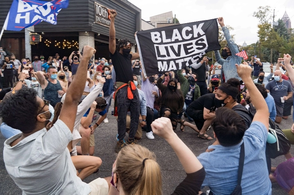 Partidarios de Joe Biden celebran en la famosa intersección del arco iris, en Atlanta, Georgia, el 7 de noviembre de 2020. Foto Afp