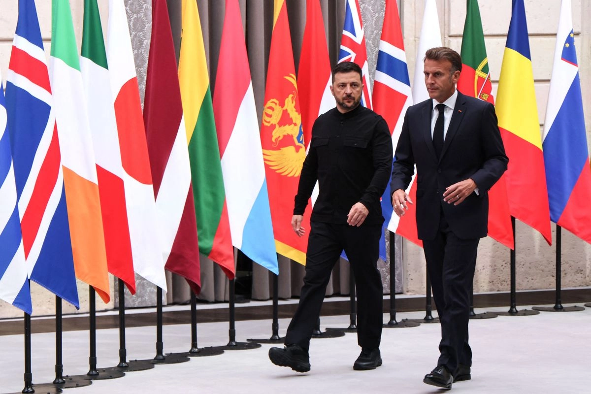 Los presidentes de Ucrania, Volodymir Zelensky, y de Francia, Emmanuel Macron, tras celebrar una cumbre en París junto con líderes europeos sobre las garantías de seguridad que se ofrecerían a Kiev cuando finalice el conflicto. Imagen del 4 de septiembre de 2025. Foto Ludovic Marin / Pool / 