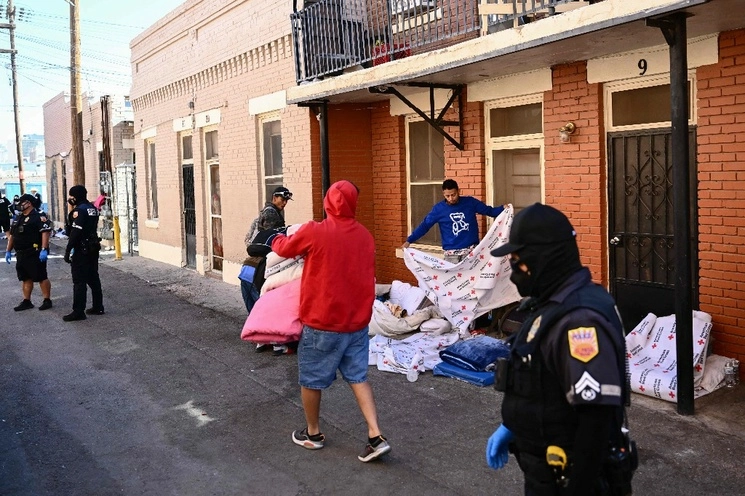 Migrantes recogen su campamento cerca de la iglesia del Sagrado Corazón, en El Paso, Texas, a poca distancia de la frontera con México. Foto Afp