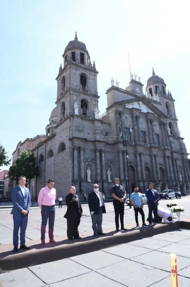 Líderes religiosos oraron por los mexiquenses en la Plaza de los Mártires. Foto tomada de @TolucaGob
