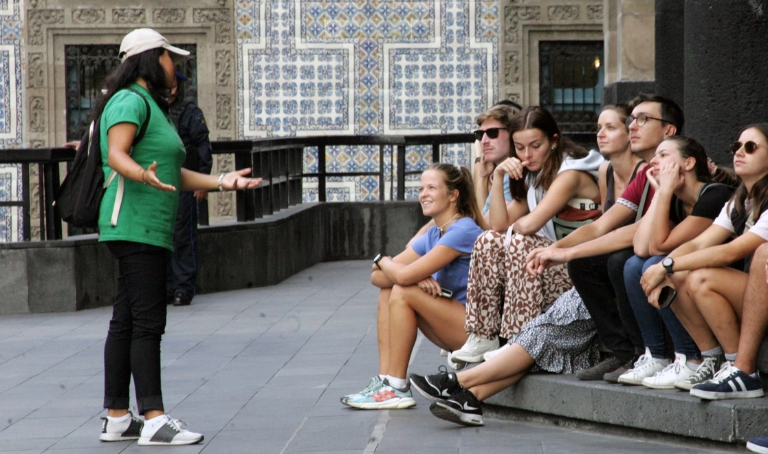 Grupo de turistas disfrutan del Centro Histórico de la Ciudad de México, en imagen de noviembre de 2022. Foto Roberto García Rivas