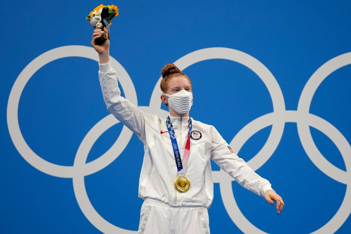 La estadunidense Lydia Jacoby celebra su triunfo en Tokio 2020. Foto Ap