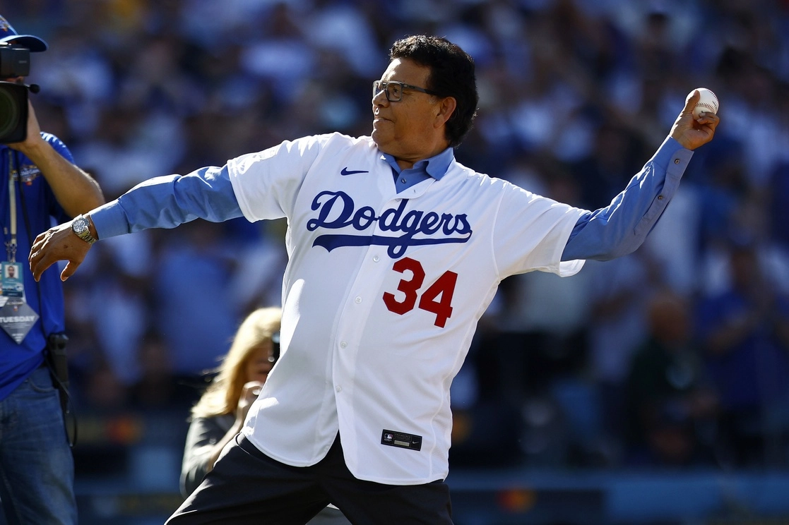 Fernando 'Toro' Valenzuela, leyenda de los Dodgers de Los Ángeles, tuvo el honor de lanzar la primera bola en la edición 2022 del Juego de las Estrellas de la MLB. Foto Afp.