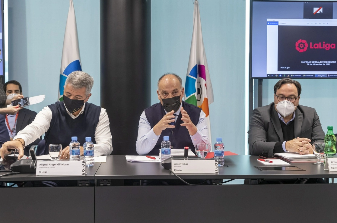 El presidente de LaLiga, Javier Tebas (al centro), durante la asamblea general de dicho organismo en la que se aprobó el acuerdo con el fondo CVC, el 10 de diciembre de 2021. Foto Europa Press
