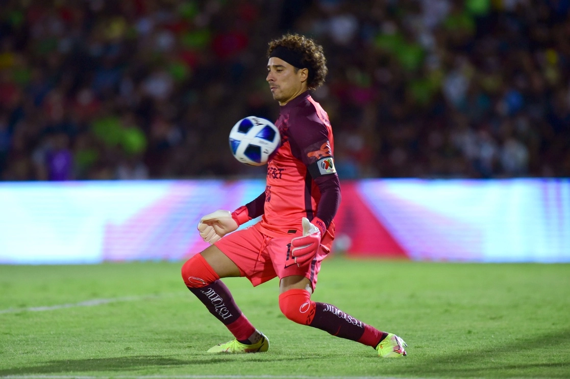 La MLS estuvo a punto de adelantarse cuando Diego Rossi trató de clarear a Guillermo Ochoa. Foto Jam Media / Archivo