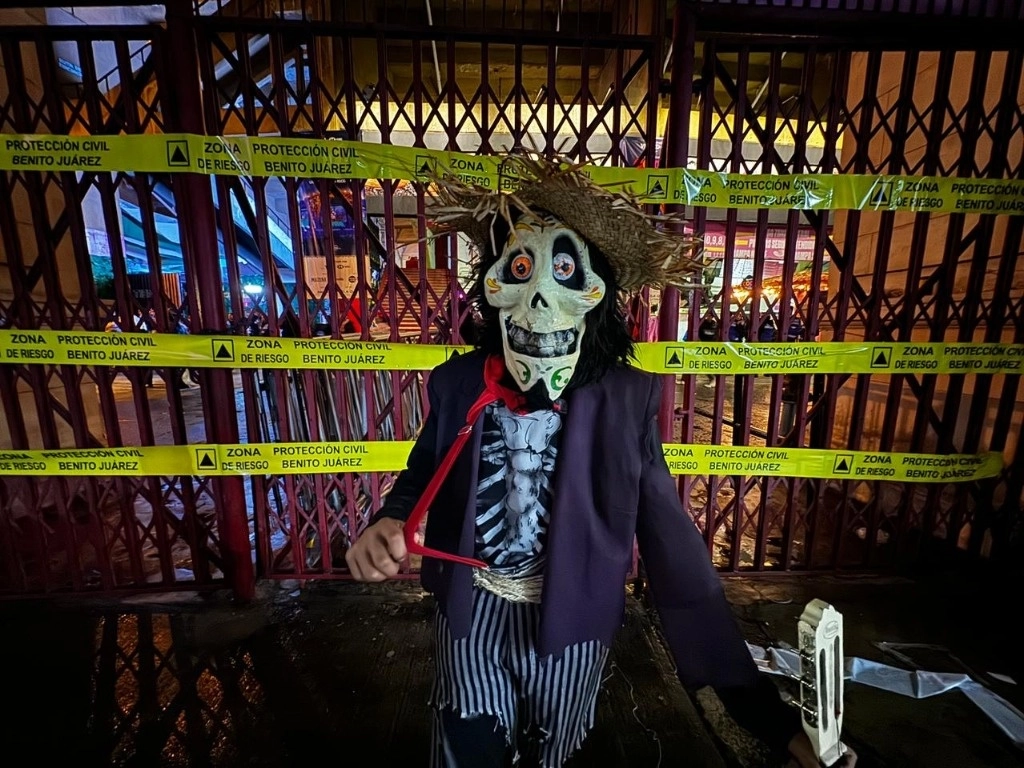 Luego de Coco y el futbol, el alcalde esperó a que salieran los asistentes para poner los sellos.Foto Germán Canseco