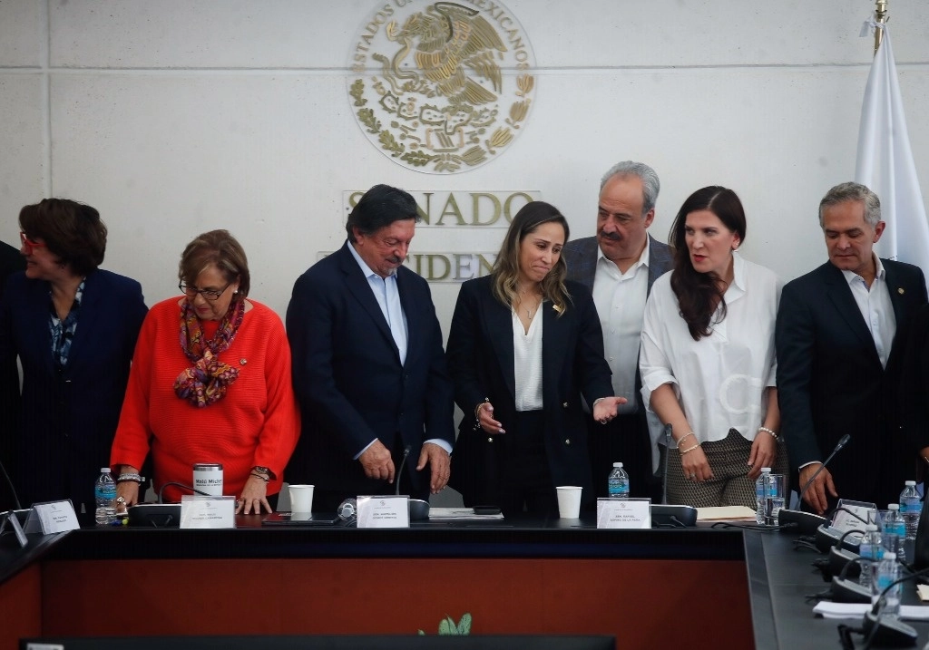Los senadores Patricia Mercado, Lucía Mícher, Napoleón Gómez Urrutia, así como la presidenta de la Liga Mx Femenil, Mariana Gutiérrez, durante el primer acercamiento para establecer un salario base para las deportistas, el 21 de noviembre de 2023. Foto Cristina Rodríguez 