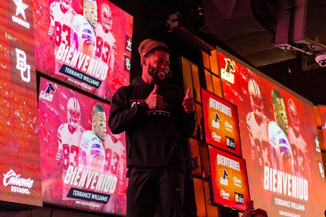 Terrance Williams, quien fuera receptor de los Vaqueros, durante su presentación con el equipo fronterizo de la Liga Profesional de Futbol Americano. Foto @Galgos_LFA 