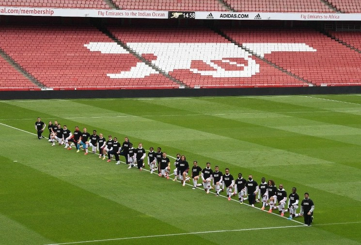 Jugadores del Arsenal se arrodillan en el campo de entrenamiento y usan playeras con frases alusivas al “Black Lives Matter”. Foto de Twitter @HectorBellerin