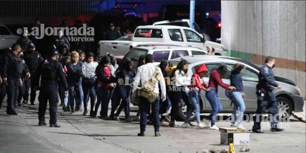 Un grupo de 69 personas fue detenido la madrugada del jueves por agresiones en contra policías de la UECS. Foto tomada de Twitter @JornadaMorelos