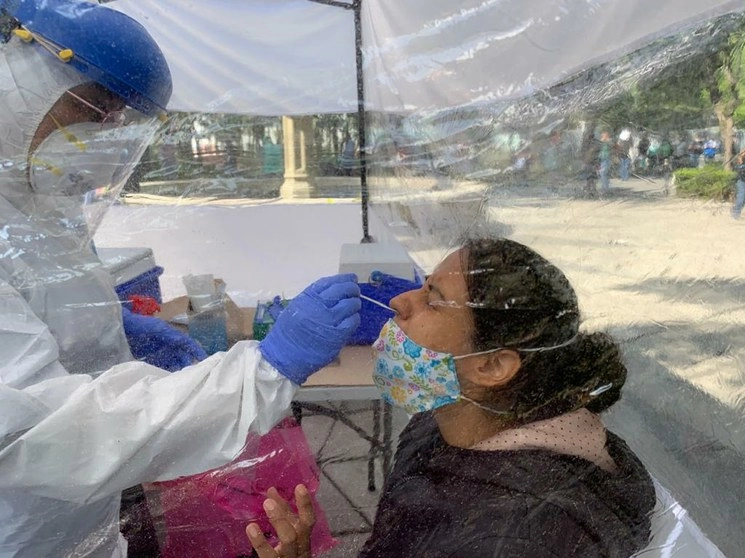 Personal de la Secretaria de Salud del gobierno capitalino realiza pruebas diagnóstico de Covid-19, en el parque Artes Gráficas, en la colonia Doctores, alcaldía Cuauhtémoc, Ciudad de México. Foto José Antonio López