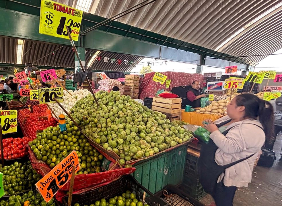 Venta de verduras en un local de la Central de Abasto de la Ciudad de México, en imagen del 15 diciembre de 2024. Foto 