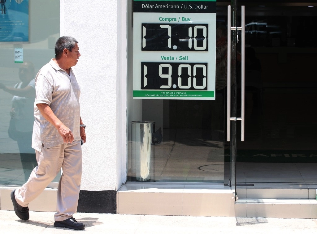 Cotización del dólar ayer en un banco de la Ciudad de México. Foto María Luisa Severiano